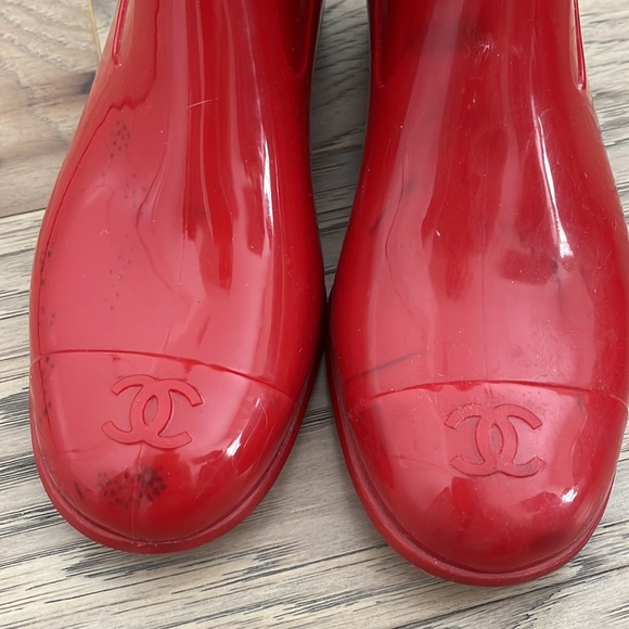 RED CHANEL RAIN BOOTS SIZE 8 WITH BLACK STAINS. - Picture 2 of 10